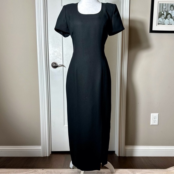 Maggie London Black Short Sleeve Long Dress Size 4. - Picture 2 of 8